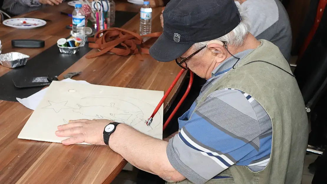 Huzurevi Sakinleri Sanatla Huzur Buluyor