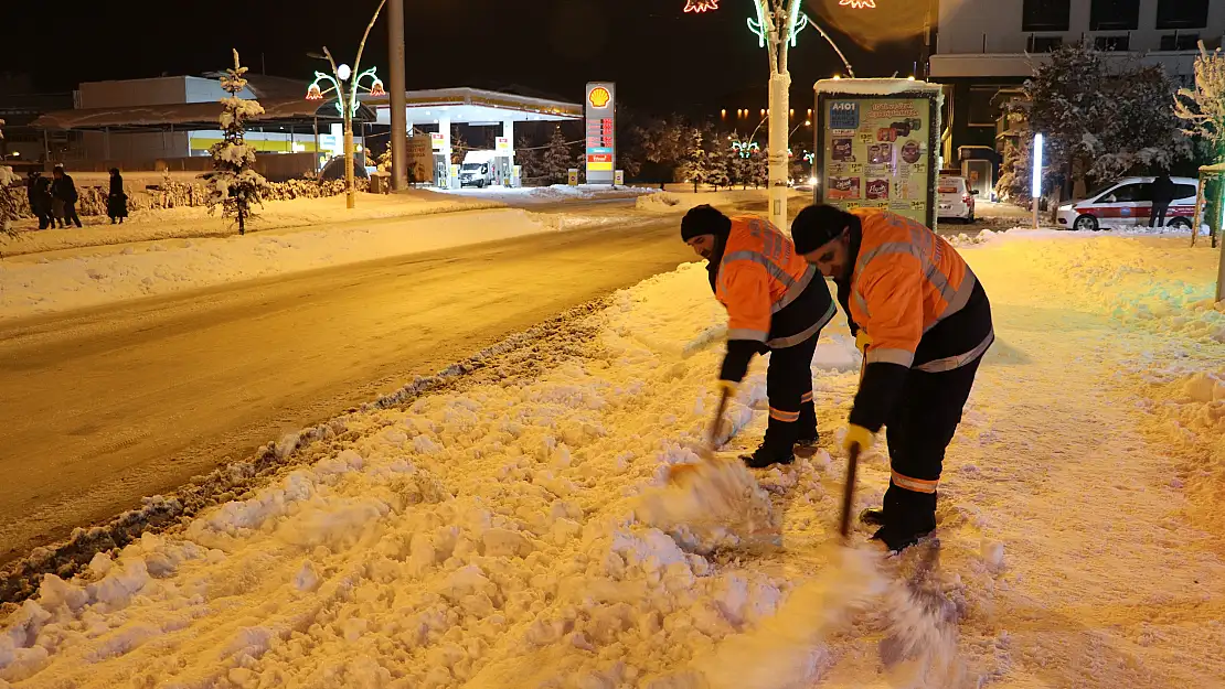 Ağrı'da belediye ekipleri kar mesaisini sürdürüyor