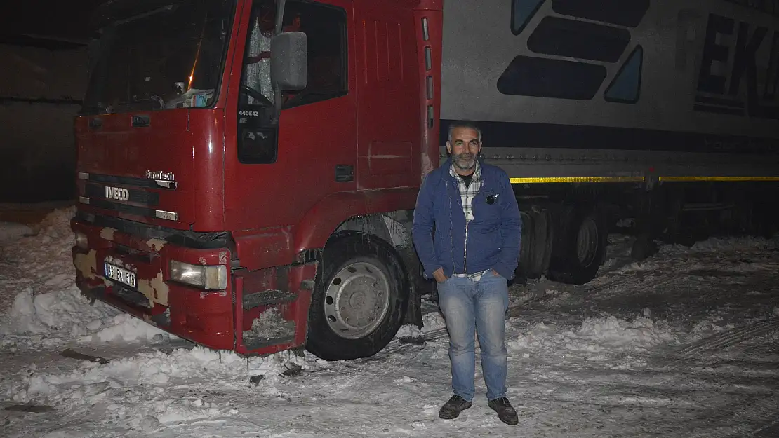 Ağrı'da soğuk hava sürücülere gece nöbeti tutturdu