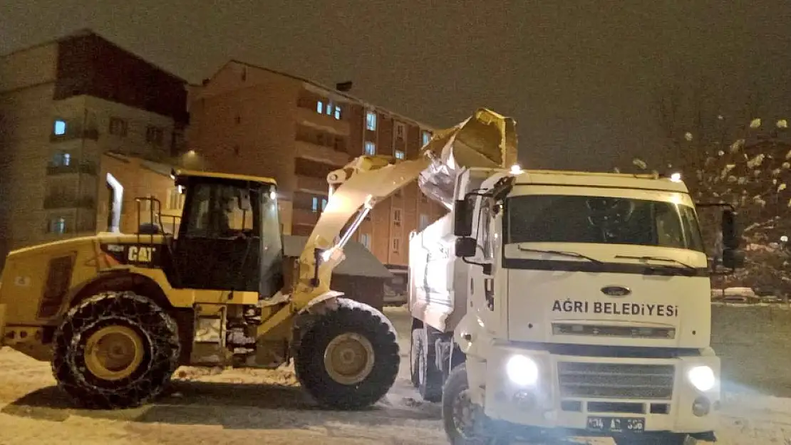 Ağrı'da belediye ekiplerinin karla mücadele çalışmaları sürüyor