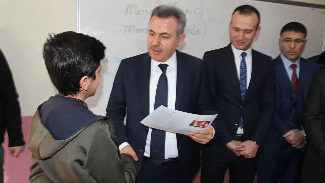 Ağrı'da öğrenciler karnelerini aldı