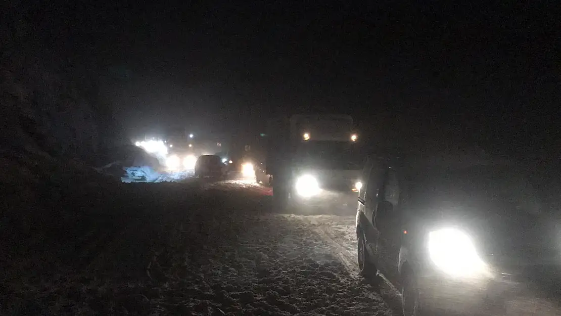 Ağrı-Van Karayolu'nda tipi gün boyu geçit vermedi