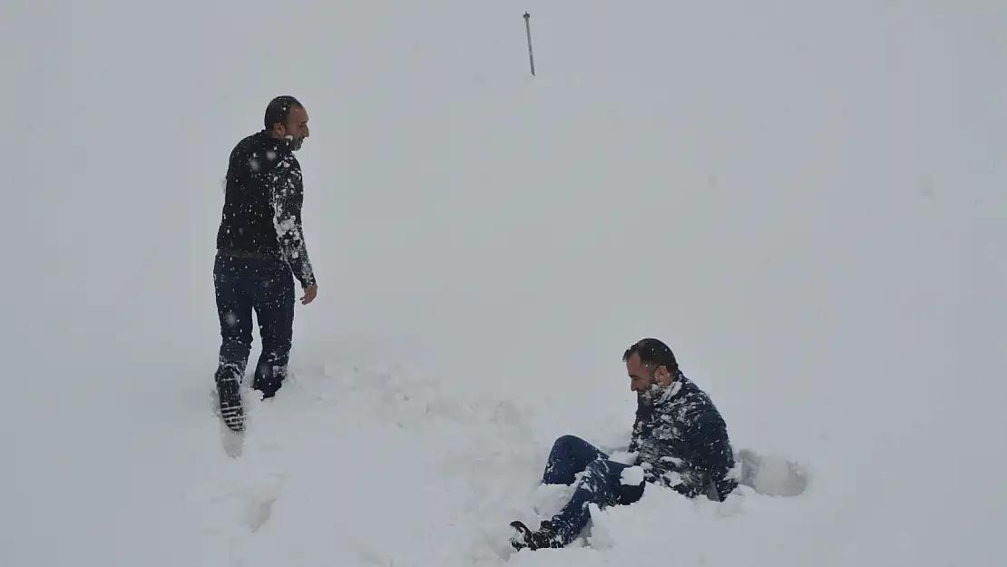 Kar yağışını eğlenceye çevirdiler