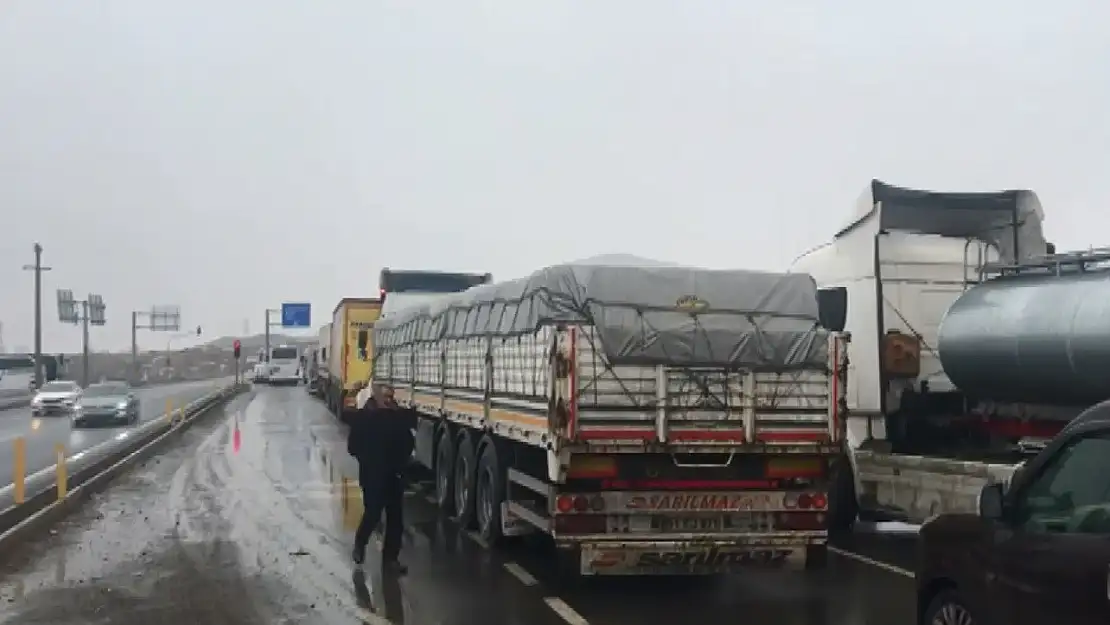 Ağrı - Erzurum karayolu tipi nedeniyle trafiğe kapatıldı
