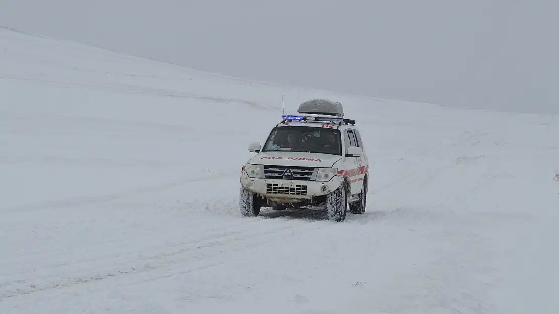 Ağrı'da kar köy yollarını kapadı, ekipler hastalar için seferber oldu