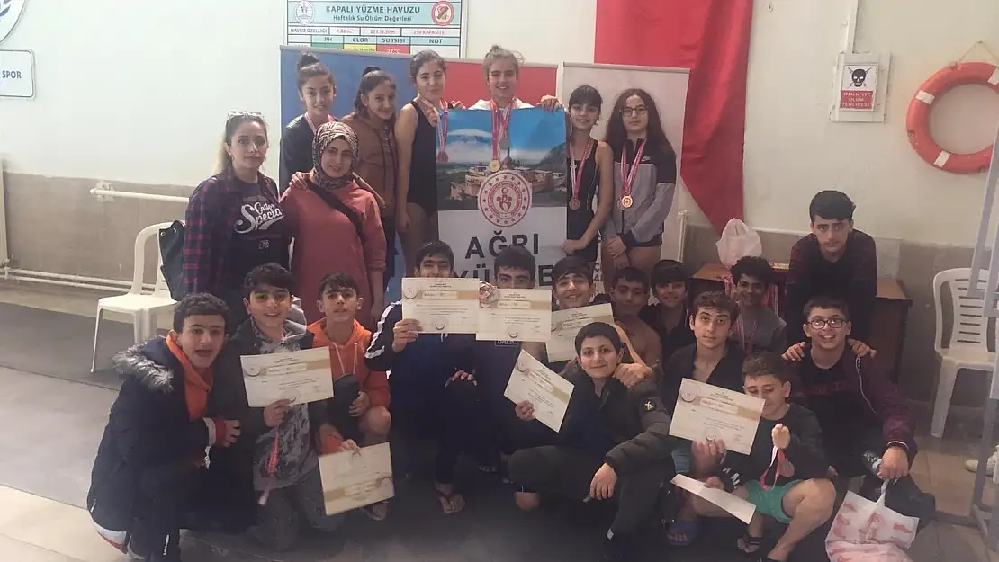 Ağrı Kız-Erkek yüzme takımlarından 55 madalya