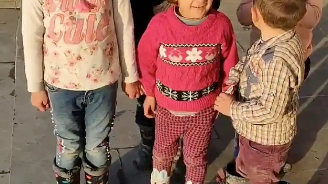 Okul önünde İstiklal Marşı okuyan minikler renkli görüntüler oluşturdu