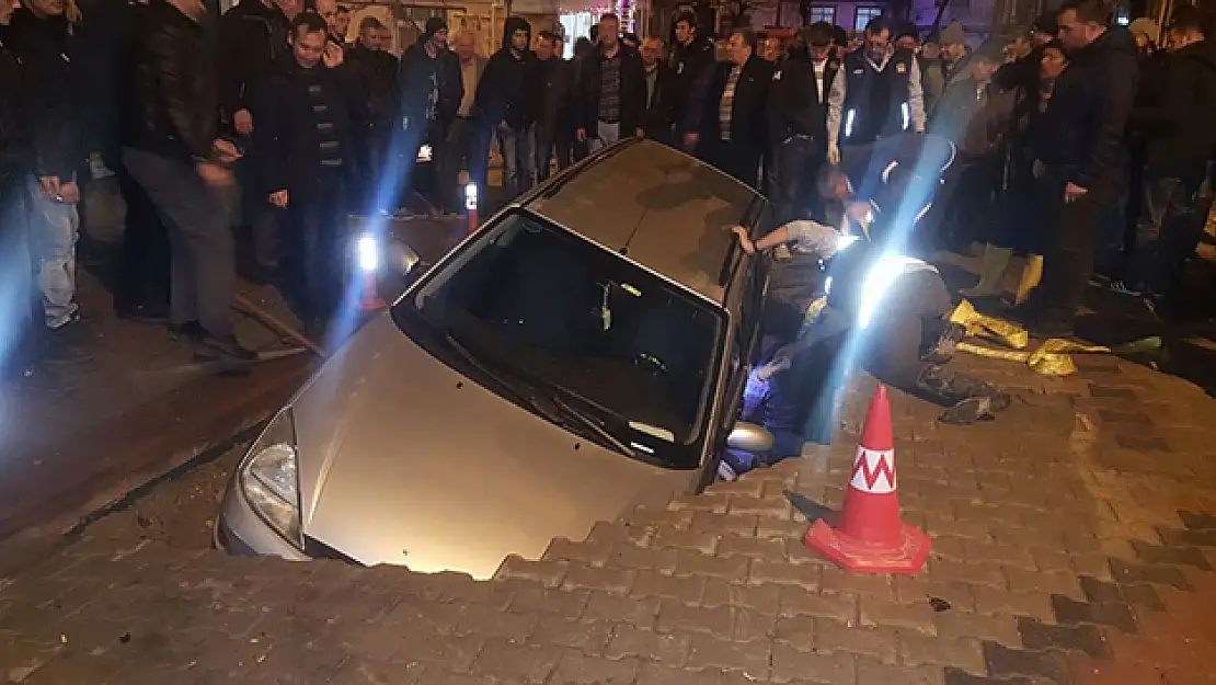 Yol çöktü, otomobil içine düştü