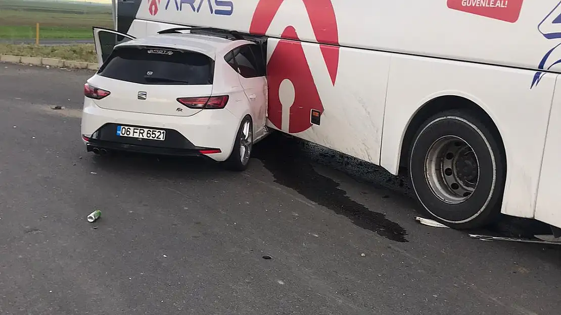 Kaza yapan otomobil otobüsün bagajına girdi