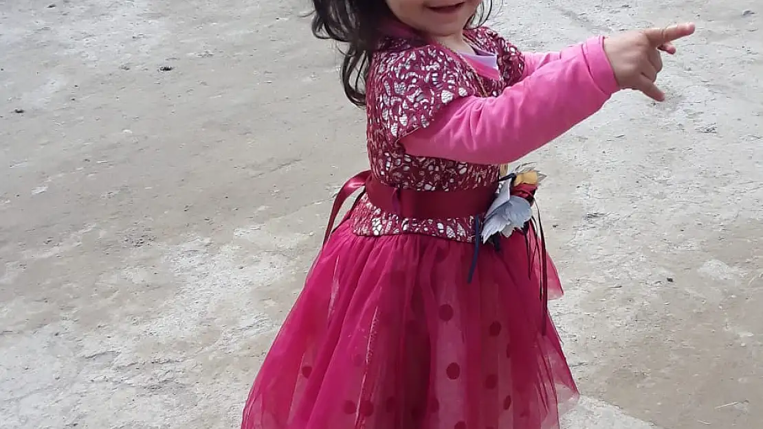 Minik Ayşegül, annesinin yanında toprağa verildi