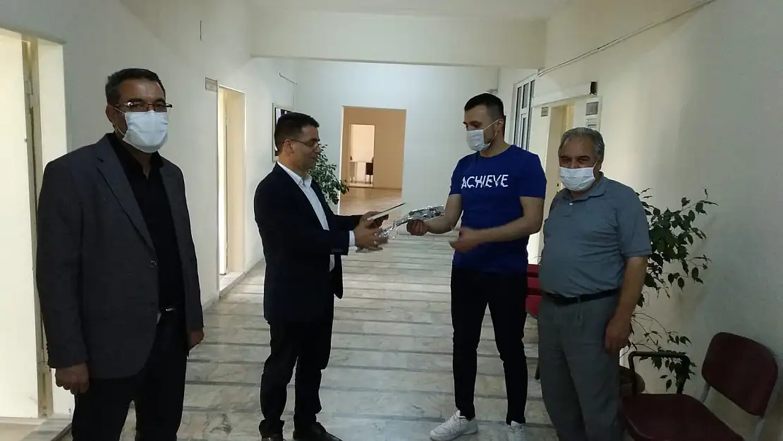Hamur'a yeni atanan öğretmenler gül ile karşılandı