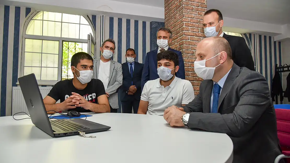 Ağrı Valisi Dr. Varol, Start-Up Cafe ve İl Halk Kütüphanesini ziyaret etti
