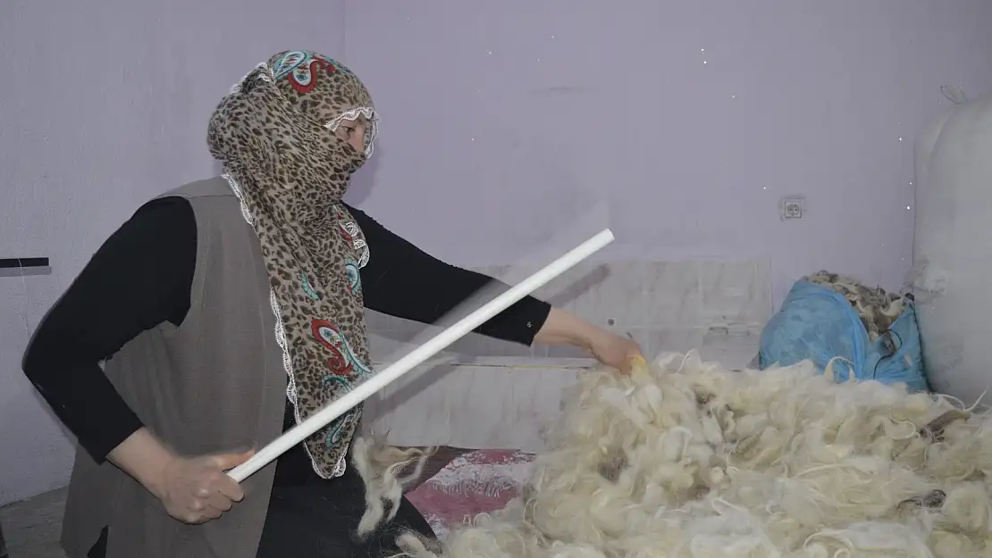 Evinin bir bölümün atölyeye çeviren anne, aile ekonomisine katkı sağlıyor