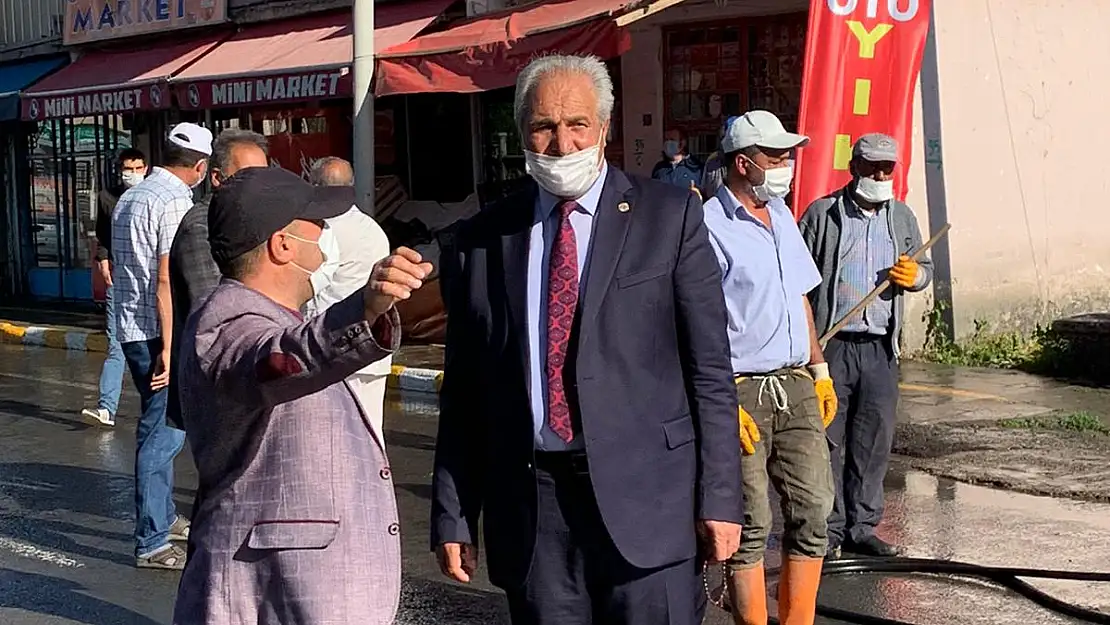 Eleşkirt'te yollar ve kaldırımlar yıkanarak dezenfekte edildi