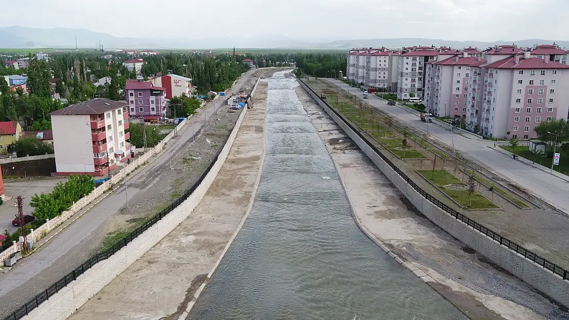 Ağrı İl Merkezi Taşlıçay Deresi Islah Çalışması Devam Ediyor