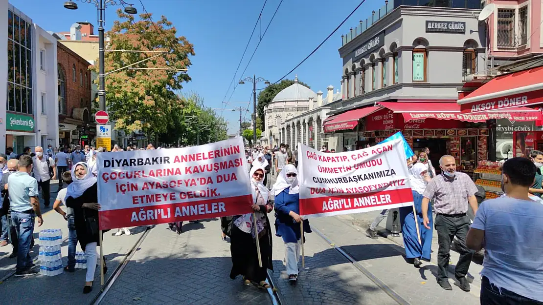 Ağrılı Beyaz Tülbentli kadınlar Ayasofya'da