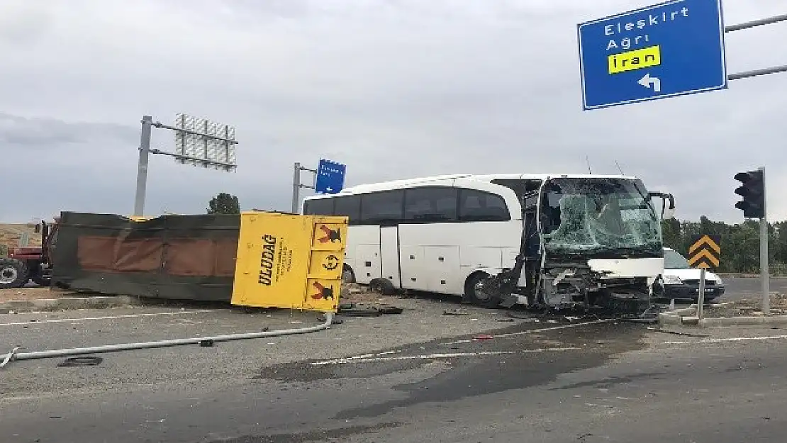 Erzurum'da otobüs ile traktör çarpıştı, yaralılar var