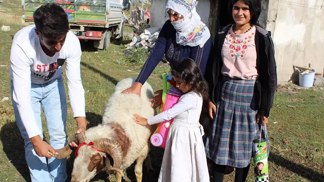 Kaymakam Ömeroğlu yetimlere kurbanlık koyun hediye etti