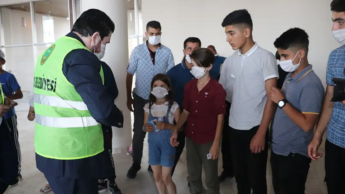 Ağrı'da Bayram öncesi ihtiyaç sahibi bin 500 çocuğa kıyafet çeki dağıtıldı