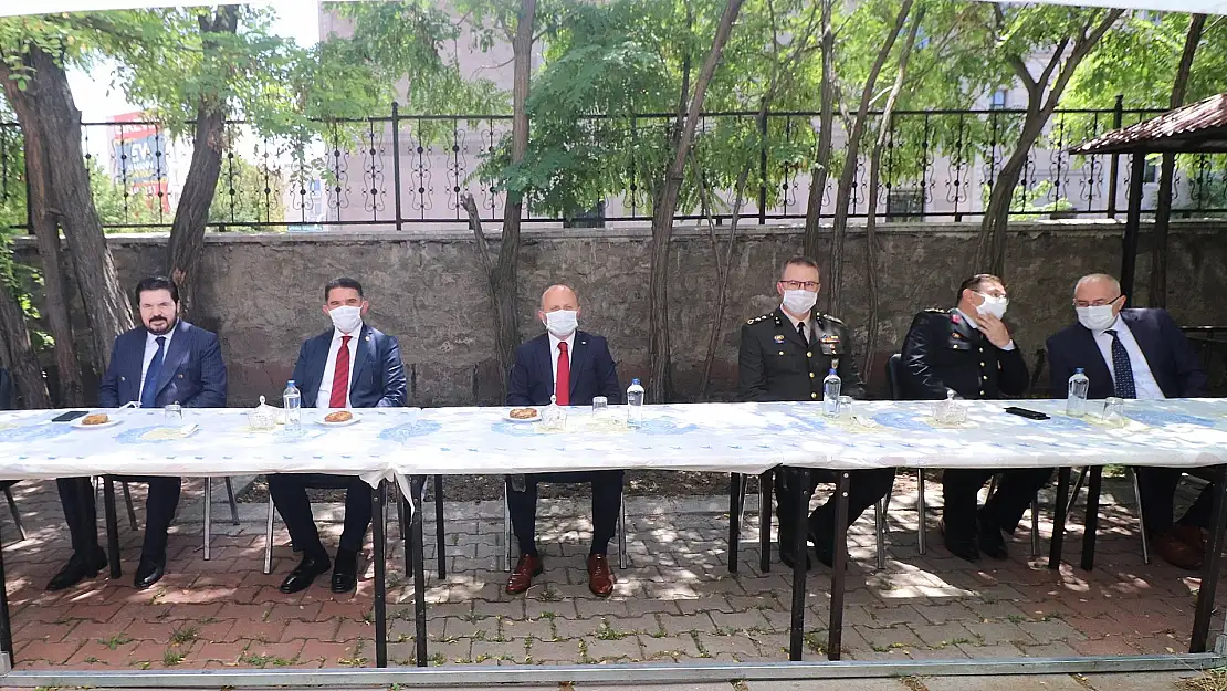 Ağrı'da mesafeli bayramlaşma
