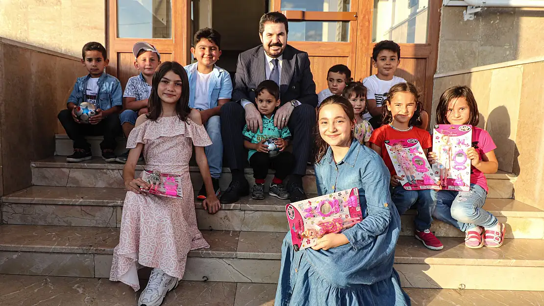 Başkan Sayan bayramda çocukların yüzünü güldürdü