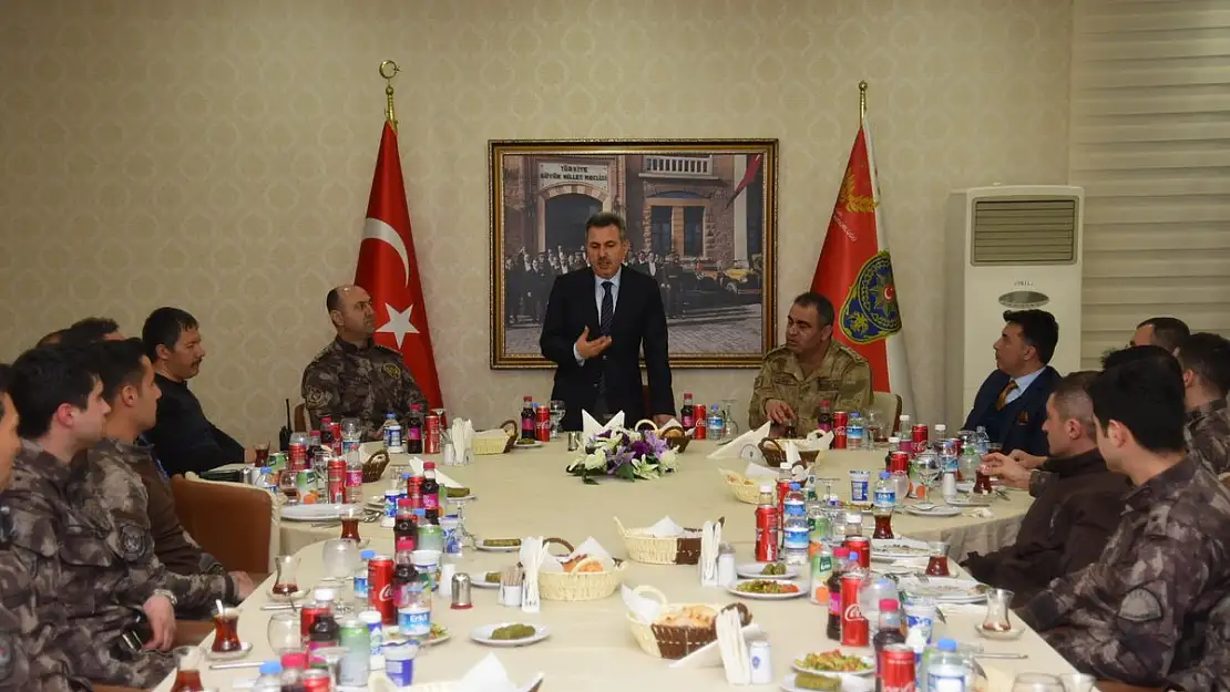 Vali Elban, askerlerle yemekte bir araya geldi