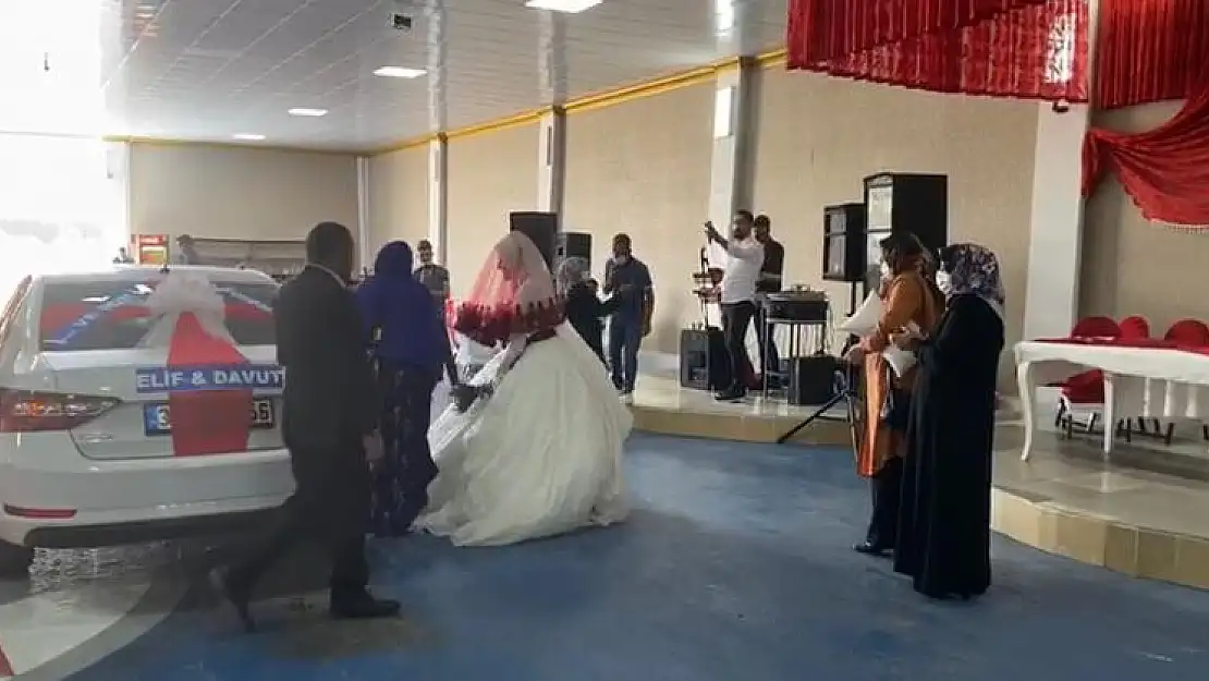 Damat gelini araçla dans pistine kadar getirdi