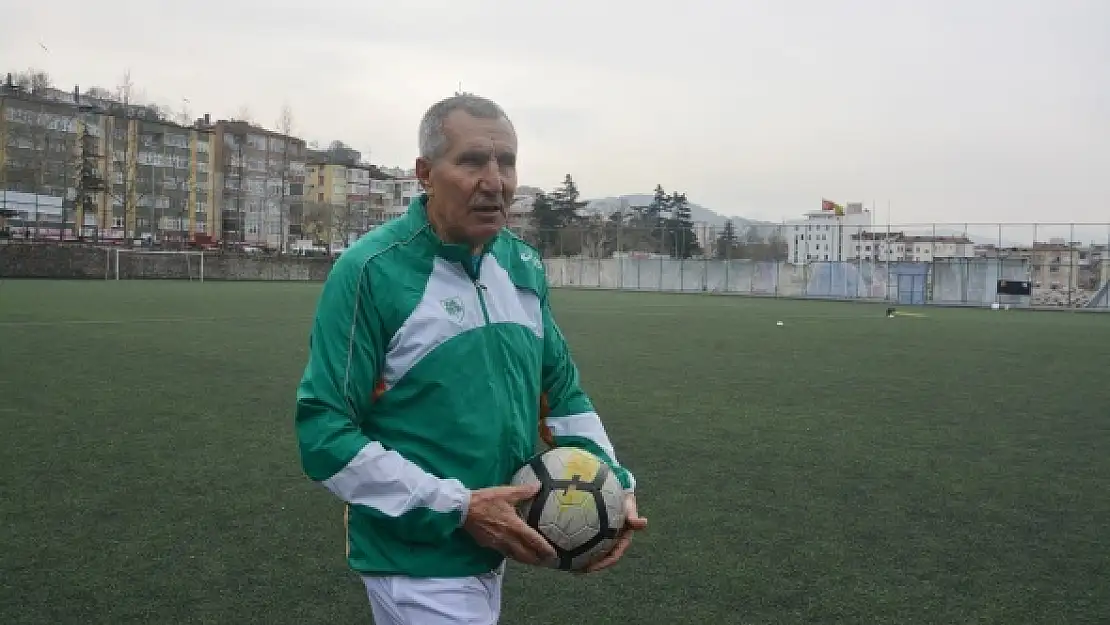 69 yaşında futbol aşkı devam ediyor