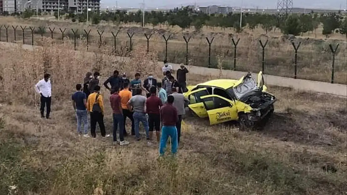 Ağrı'da ticari taksi takla attı şoför yaralandı