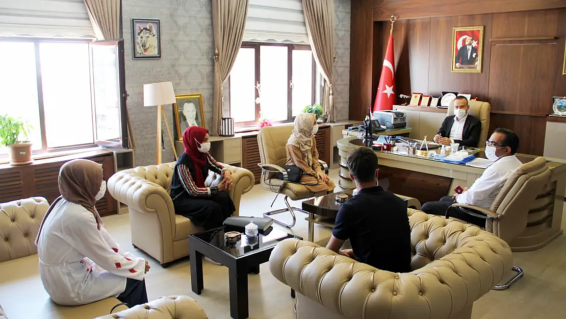 YKS şampiyonlarından Milli Eğitim Müdürü Tekin'e ziyaret