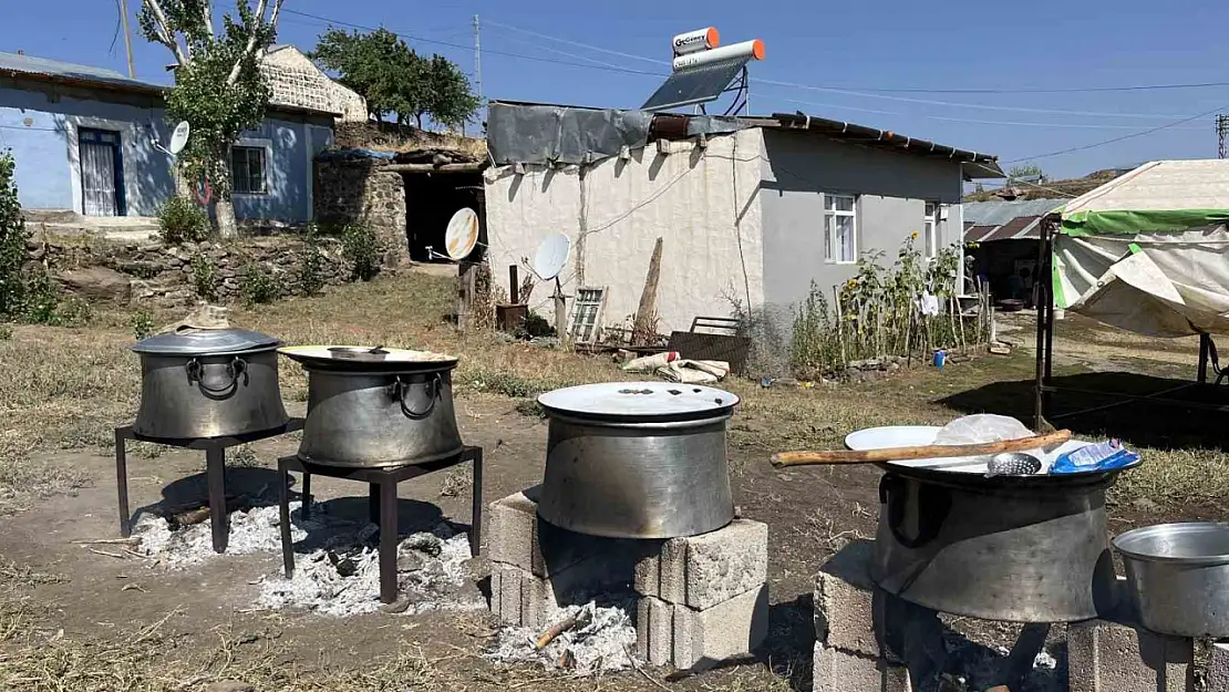 78 Yaşındaki Usta, 30 Yıldır Düğünlerde Ağaç Ateşiyle Yemek Hazırlıyor!