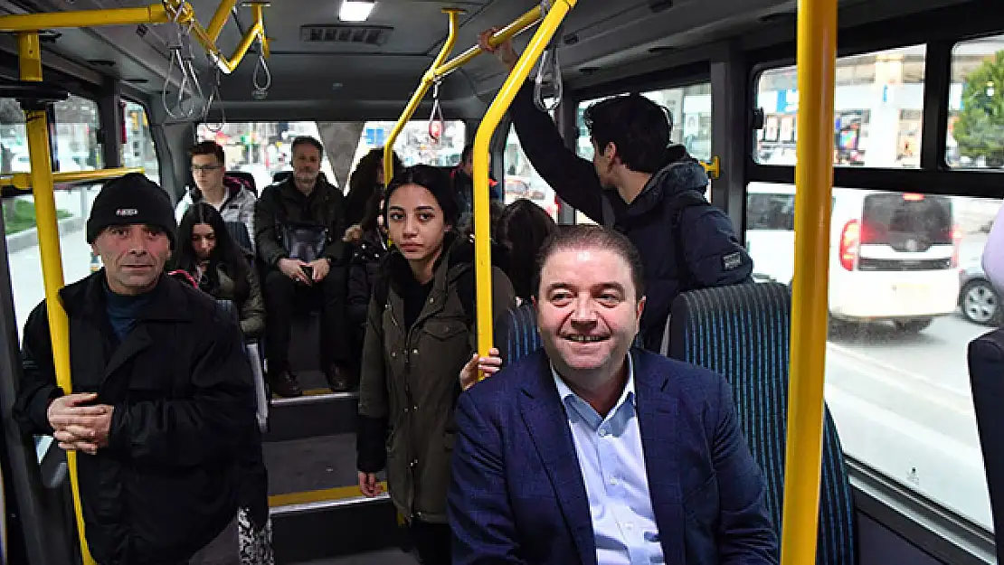 Belediye başkanı halk otobüsüne bindi