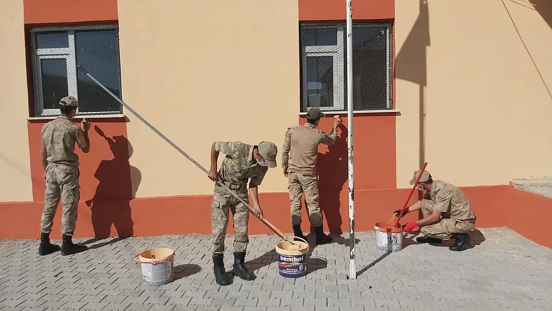 Ağrı'da görev yapan askerler okulun boya-badana işlerini yaptı