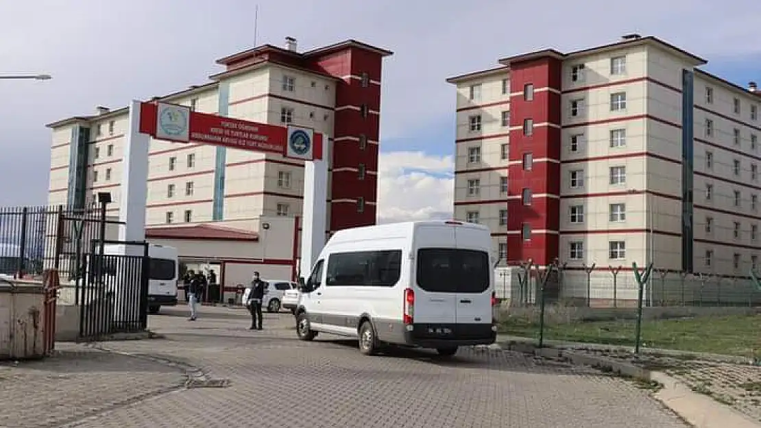 Ağrı'da karantinada kalan vatandaşlar yurt koşullarından şikayetçi