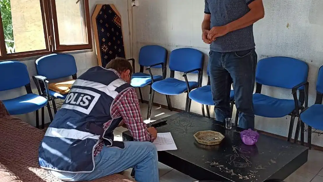 Ağrı'nın caddelerinde dolaşan kişi, ayak üstü tehlike saçtı!