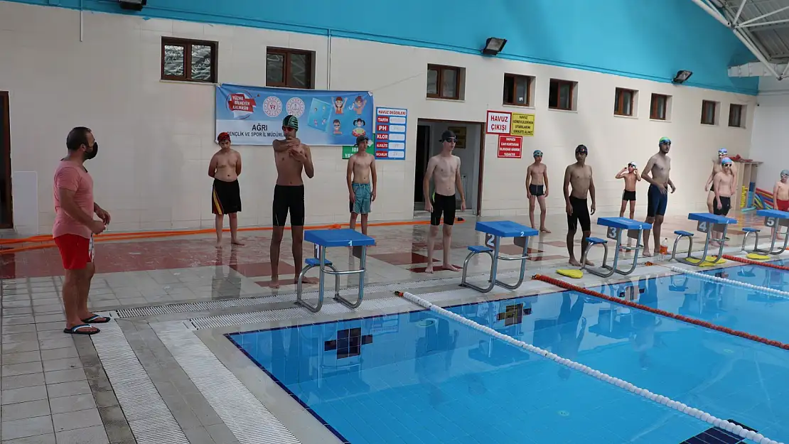 Ağrılı gençler, yüzmeye kaldıkları yerden devam ediyor