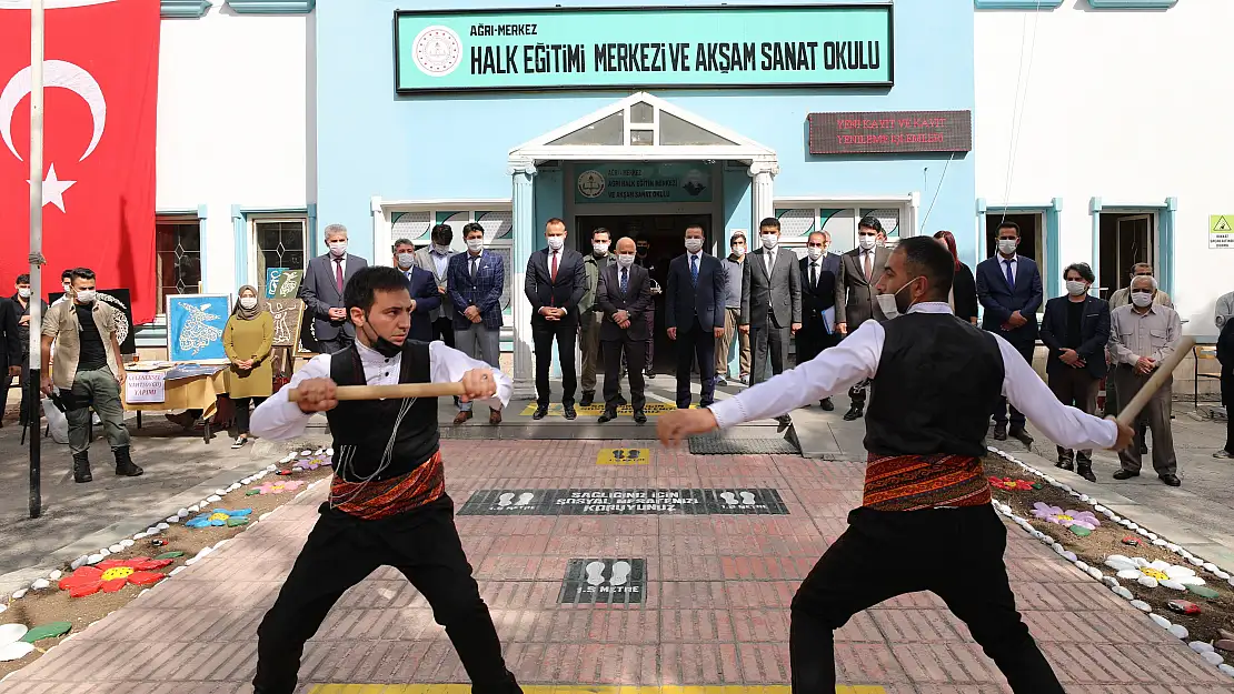 Vali Dr. Varol, Halk Eğitim Merkezi'nde açılan Öğrenme Sergisini ziyaret etti