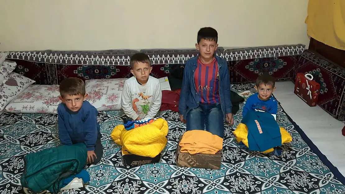 Hayırsever işadamı Ağrılı öğrencilere kışlık kıyafet desteğinde bulundu