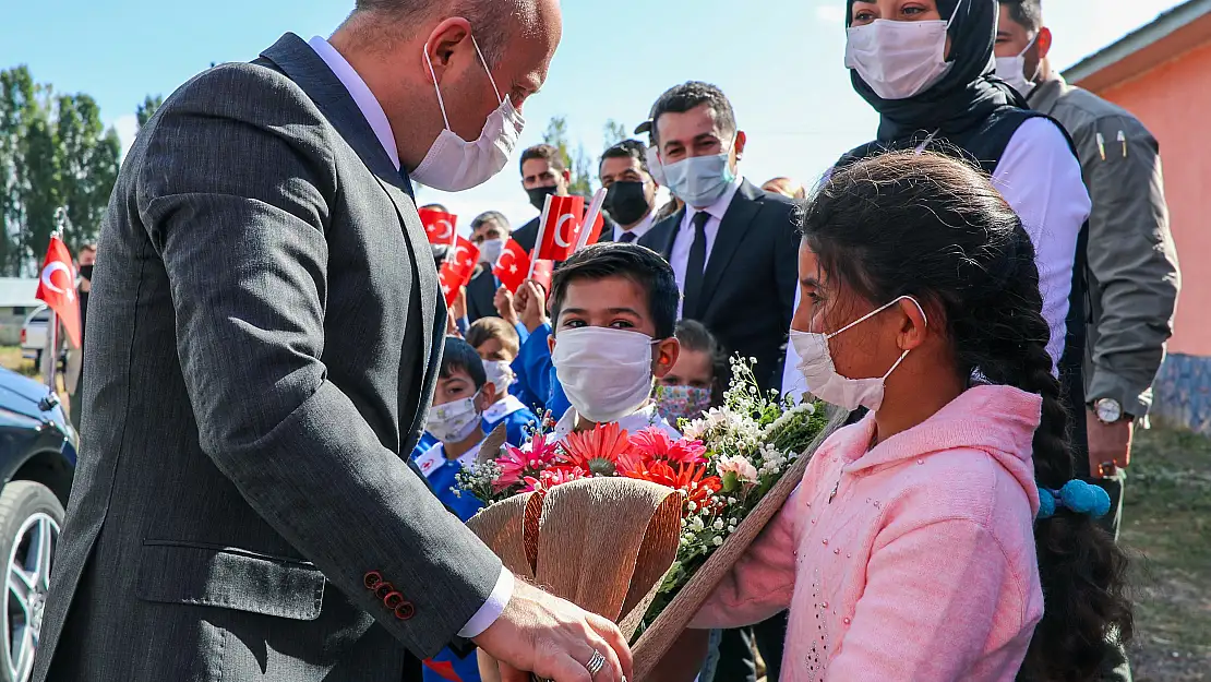 Vali Varol, Eleşkirt Sadaklı İlk ve Ortaokulu'nu Ziyaret Etti