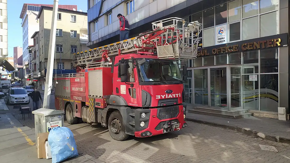 İtfaiyeden kedi kurtarma operasyonu