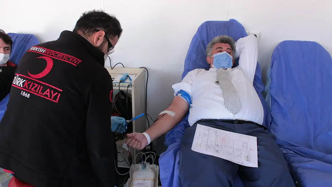 Ağrı Et ve Süt Kurumu Kızılay'a kan bağışında bulundu