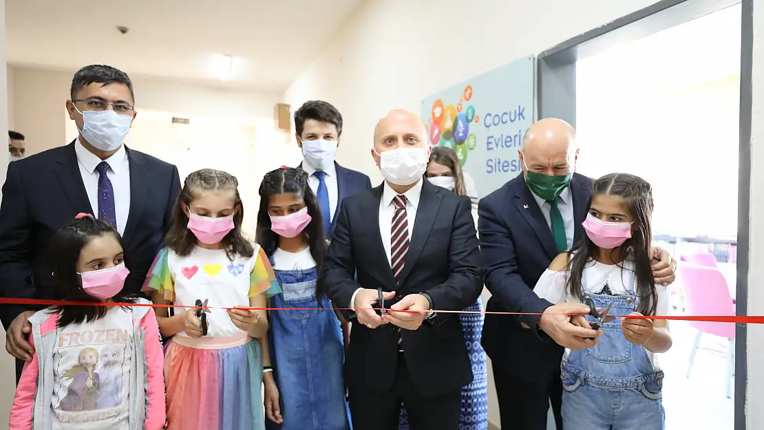 Yetiştirme yurdunda büyüyen Kaymakam sevgi evlerine kütüphane yaptırdı