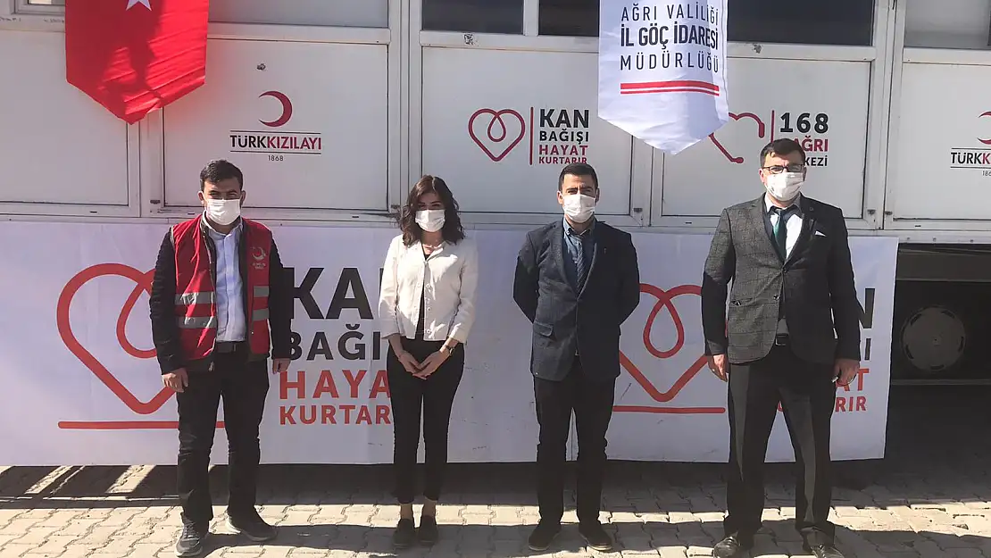 Ağrı'da bulunan kamu kurumları Kızılay'a kan bağışında yarışıyor