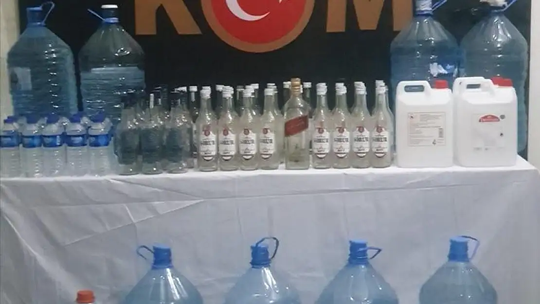 Ağrı'da piyasaya sürülmeye hazır 160 litre sahte içki ele geçirildi