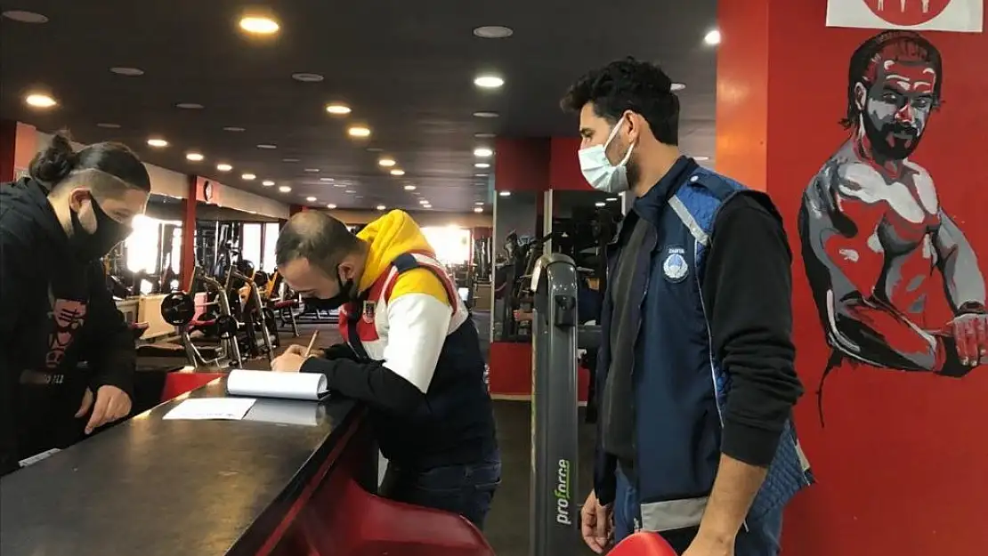 Ağrı'da 12 kişiye 37 bin 800 lira para cezası kesildi