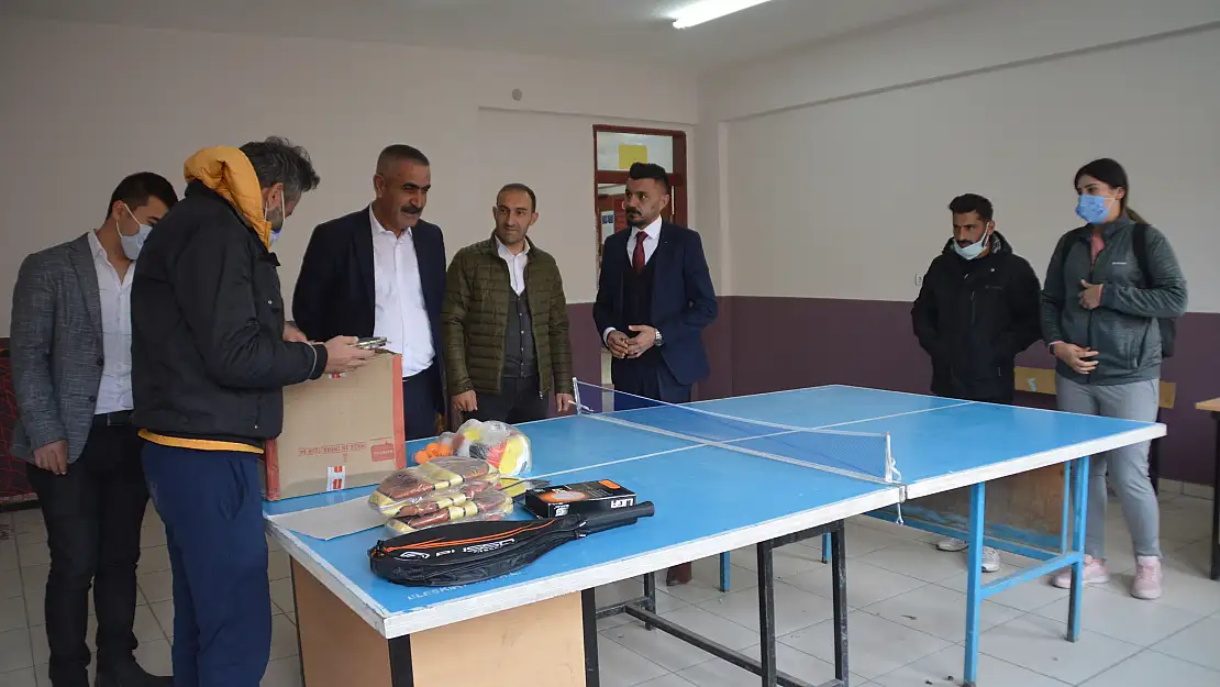 Gençlik ve Spor İlçe Müdürü'nden köy okuluna ziyaret
