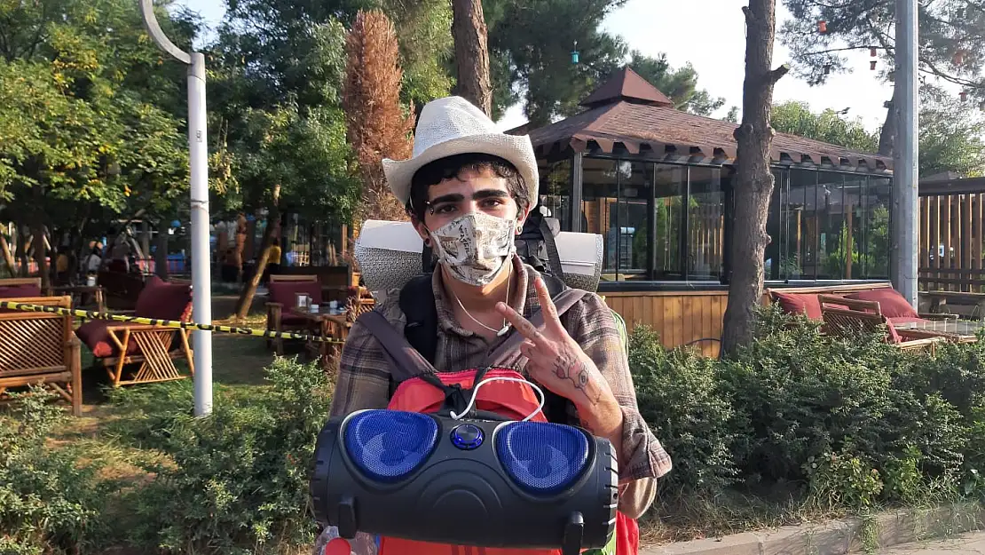 Ağrılı genç otostop çekerek 50 şehir gezdi
