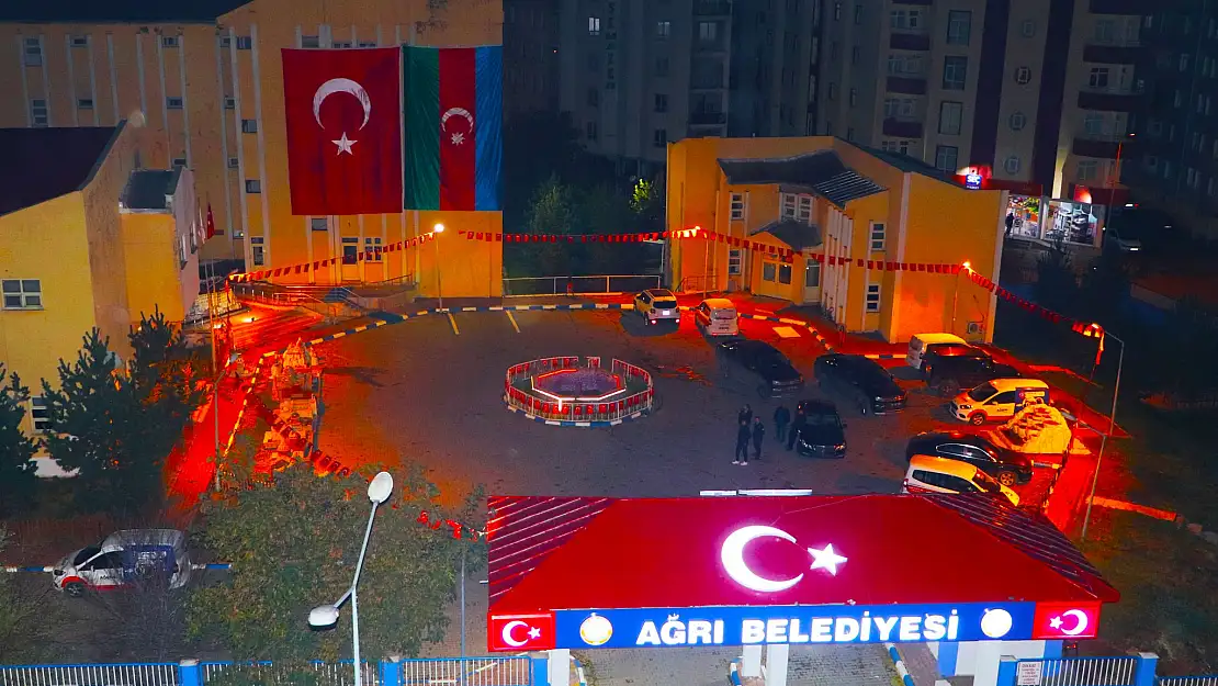 Ağrı Belediyesi binasına Azerbaycan bayrağı asıldı