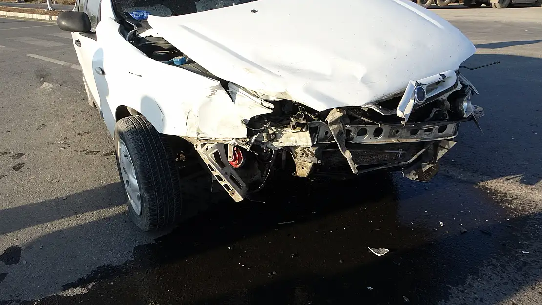 Ağrı'da Trafik Kazası: 2 Araç Birbirine Girdi