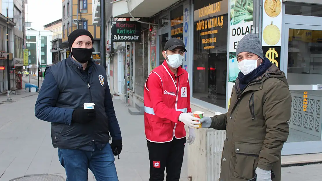 Ağrı Kızılay Şubesi ekipleri kısıtlamadan muaf olan personel ve vatandaşları unutmadı